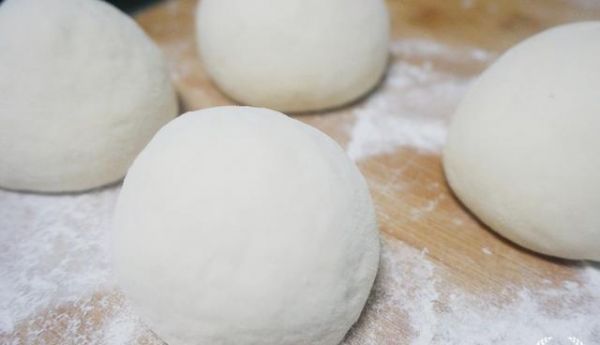 蓬松暄軟的大饅頭，做法簡(jiǎn)單，只需注意兩點(diǎn)，比面包好吃還健康