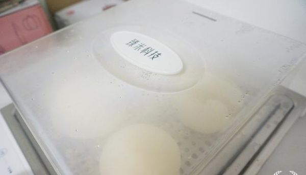 蓬松暄軟的大饅頭，做法簡(jiǎn)單，只需注意兩點(diǎn)，比面包好吃還健康