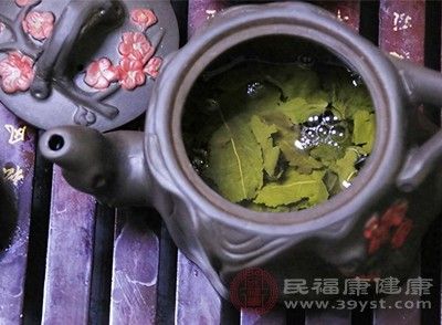 水垢是由于水中含有的矿物质,特别是硬水中的镁和钙等离子,在高温下发生沉积而形成的
