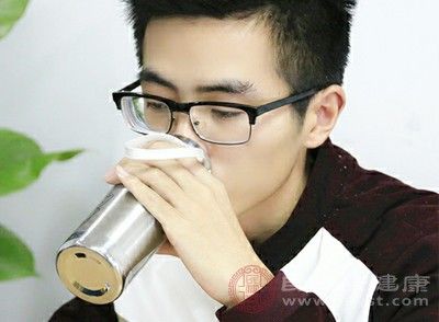 除了选择合适的饮用水,我们还应该注意适量饮水