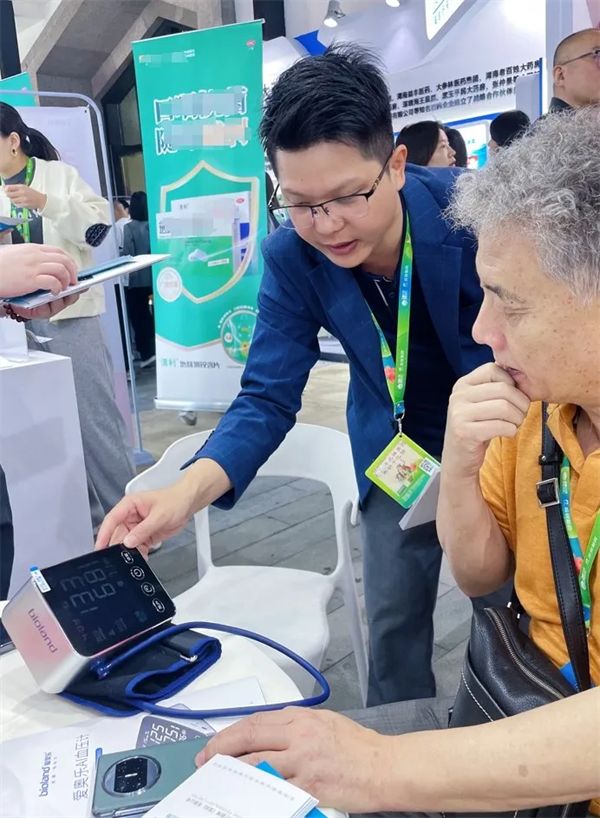 爱奥乐AI血压计闪耀乌镇健康大会，荣获“西湖奖·最受药店欢迎的明星单品”