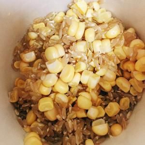 孕婦/孕期帶飯/盒飯/便當(dāng)搭配：紅燒靖魚+黃瓜蝦仁+玉米糙米飯+草莓的做法 步驟1