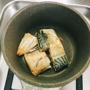 孕婦/孕期帶飯/盒飯/便當(dāng)搭配：紅燒靖魚+黃瓜蝦仁+玉米糙米飯+草莓的做法 步驟2