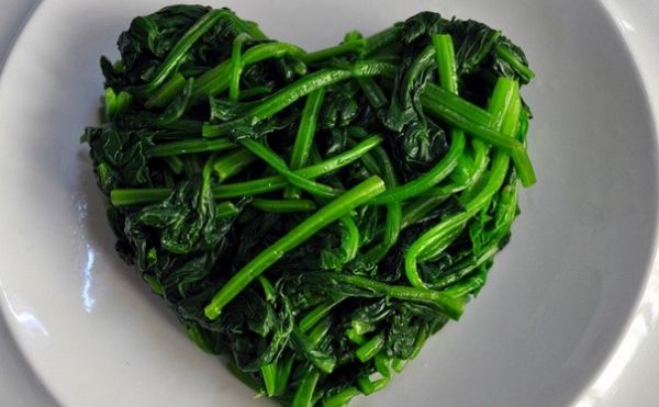 菠菜能用铁锅炒吗？铁锅能炒菠菜吗？(1)