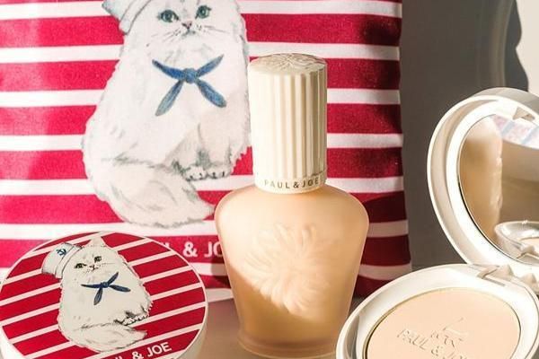 彩妝化妝品PAUL & JOE水手貓限量吸油蜜粉餅，為你打造不脫妝的夏季底妝！喵粉們還在等什么～
