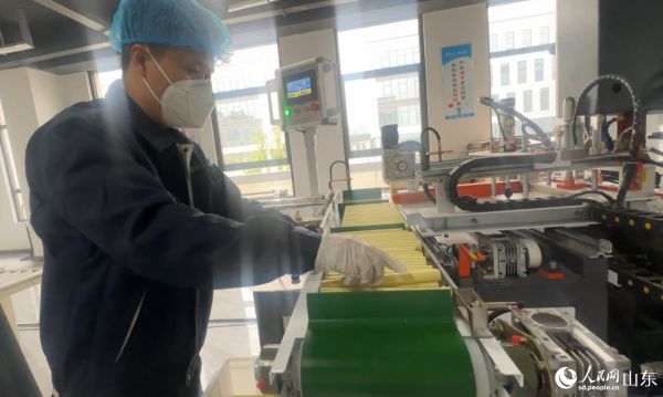 九頂艾中醫(yī)藥大健康產(chǎn)業(yè)園內(nèi)，工作人員正在加工艾條產(chǎn)品。 人民網(wǎng) 喬姝攝