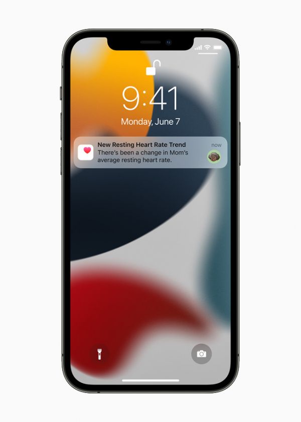 iPhone 12 Pro 上顯示一名家庭成員收到一條通知，提醒這名用戶母親的心臟健康數(shù)據(jù)發(fā)生變化。
