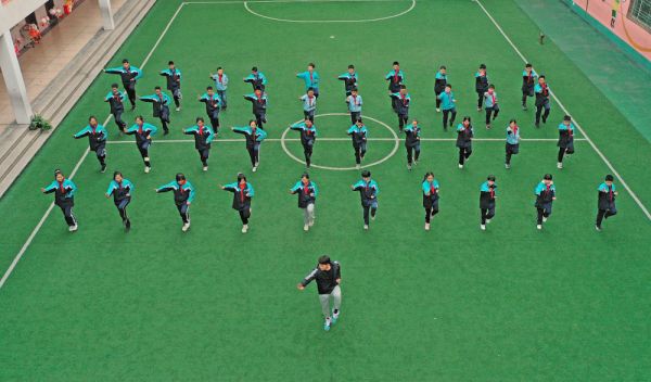 在上体育课的学生（图片来源：CFP）