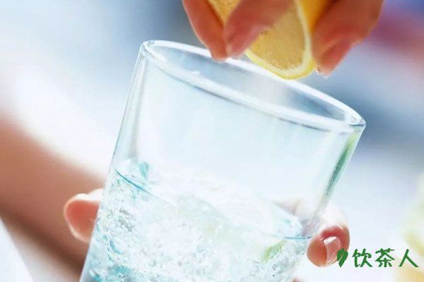 8杯水正确喝水时间表，八杯水怎么喝才健康(喝水黄金时间)