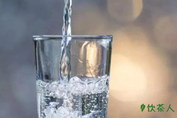 8杯水正确喝水时间表，八杯水怎么喝才健康(喝水黄金时间)