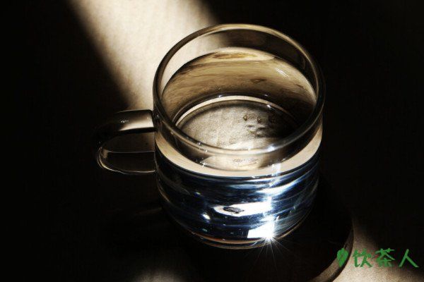 8杯水正确喝水时间表，八杯水怎么喝才健康(喝水黄金时间)