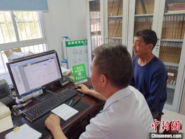 雙樂河村衛(wèi)生室孫醫(yī)生使用“智醫(yī)助理”看診。 安徽省衛(wèi)健委供圖