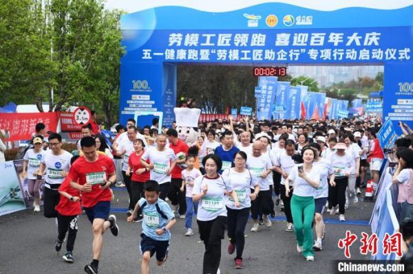 重慶：民眾環(huán)湖歡樂健康跑暢享春日美景