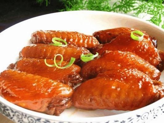 做鸡翅不要改花刀,教你一个诀窍,鸡翅鲜嫩多汁还入味,很简单