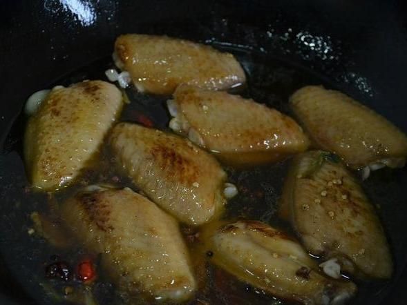 做鸡翅不要改花刀,教你一个诀窍,鸡翅鲜嫩多汁还入味,很简单