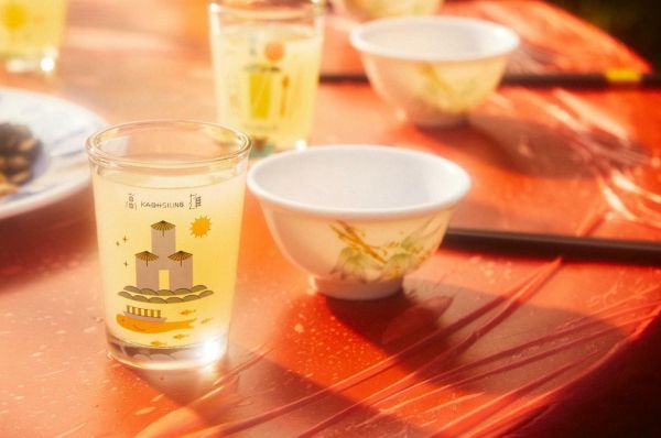 小小的啤酒玻璃杯有助拉近人與人的關(guān)係。