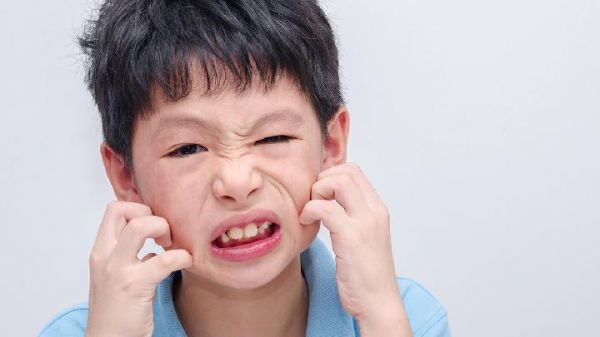 臉上紅腫發(fā)癢怎么回事