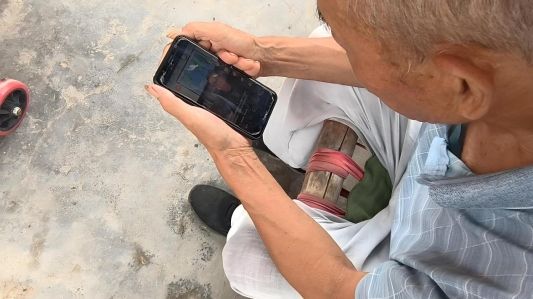 曾經(jīng)勸我們少玩手機(jī)的父母，如今卻成了刷短視頻成癮的老人！該如何應(yīng)對(duì)？