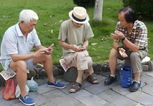 曾經(jīng)勸我們少玩手機(jī)的父母，如今卻成了刷短視頻成癮的老人！該如何應(yīng)對(duì)？