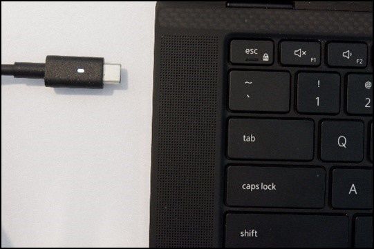 從戴爾筆記本電腦拔下交流適配器