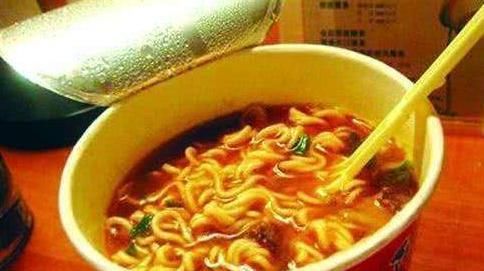 用開水沖桶裝泡面會“中毒”？辟謠：泡面主要問題是沒營養(yǎng)