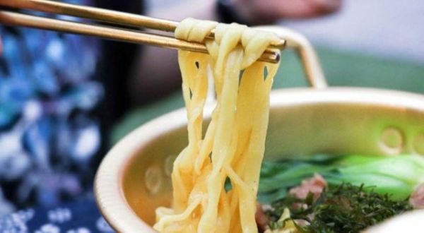 用開水沖桶裝泡面會“中毒”？辟謠：泡面主要問題是沒營養(yǎng)