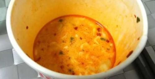 用開水沖桶裝泡面會“中毒”？辟謠：泡面主要問題是沒營養(yǎng)
