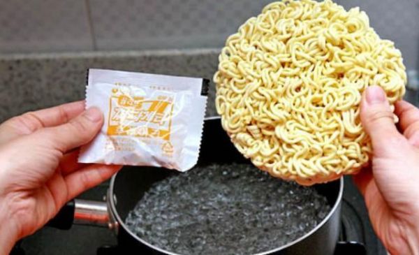 用開水沖桶裝泡面會“中毒”？辟謠：泡面主要問題是沒營養(yǎng)