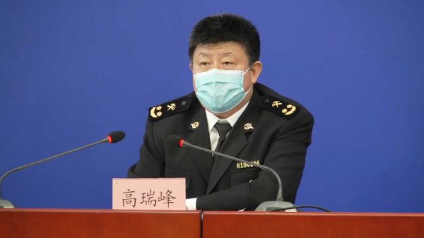 通過“海關(guān)旅客指尖服務(wù)”可電子申報填寫《健康申明卡》