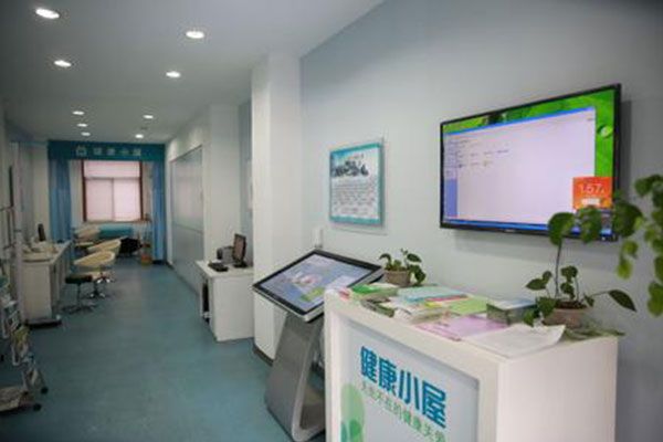 健康小屋為居民做健康指導(dǎo)
