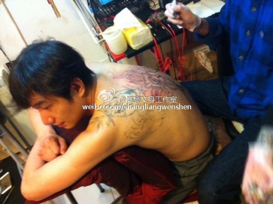 文章满背的纹身