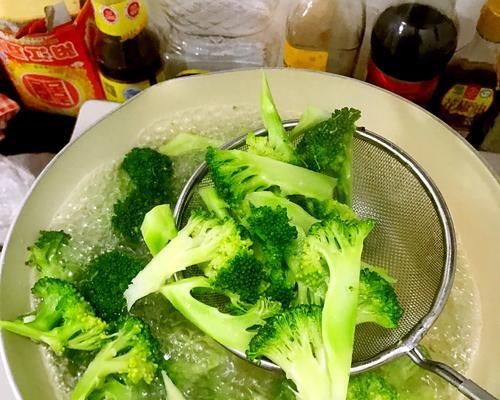 以田園蔬菜養(yǎng)生湯為你健康保駕護(hù)航（田園蔬菜+養(yǎng)生湯=健康無憂）