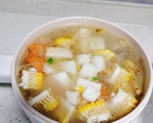 美味健康的玉米胡蘿卜山藥排骨湯（健康養(yǎng)生必備的家常食譜，營養(yǎng)豐富，味道鮮美）