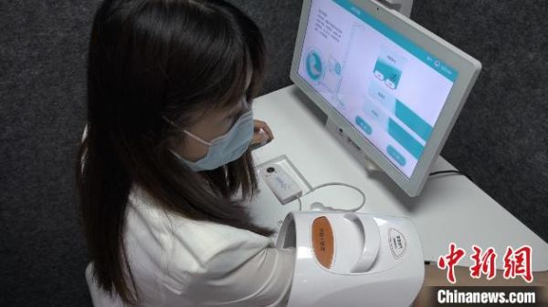 测试人员在“健康小屋”进行身体健康测试 张践 摄