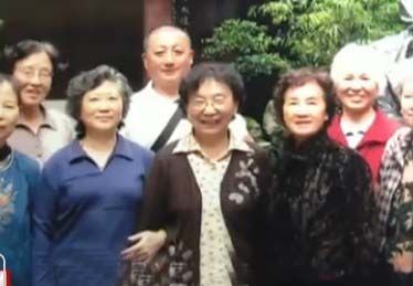 同齡同學合影