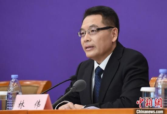 3月1日，中國海關(guān)總署衛(wèi)生檢疫司司長林偉在北京表示，目前已全面啟動(dòng)健康申報(bào)制度，要求所有出入境人員都必須進(jìn)行健康申報(bào)，海關(guān)對所有出入境人員嚴(yán)格實(shí)施“三查、三排、一轉(zhuǎn)運(yùn)”的檢疫措施。當(dāng)日，中國國務(wù)院聯(lián)防聯(lián)控機(jī)制就依法有效防控海外疫情輸入有關(guān)情況舉行發(fā)布會(huì)。<a target='_blank' >中新社</a>記者 侯宇 攝