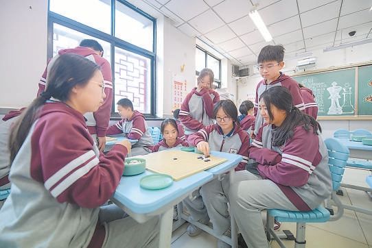 朝陽區(qū)教育科學(xué)研究院附屬學(xué)校的學(xué)生利用課間休息時(shí)間，開展圍棋等豐富多彩的活動(dòng)。
