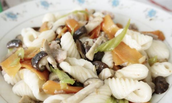 健康美味的雜蔬爆炒貓耳朵（營養(yǎng)均衡的素食佳肴，雜蔬鮮香貓耳朵美味可口）