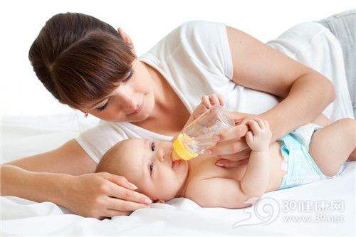 母乳寶寶不吃奶粉怎么辦 如何應(yīng)對(duì)寶寶不吃奶粉