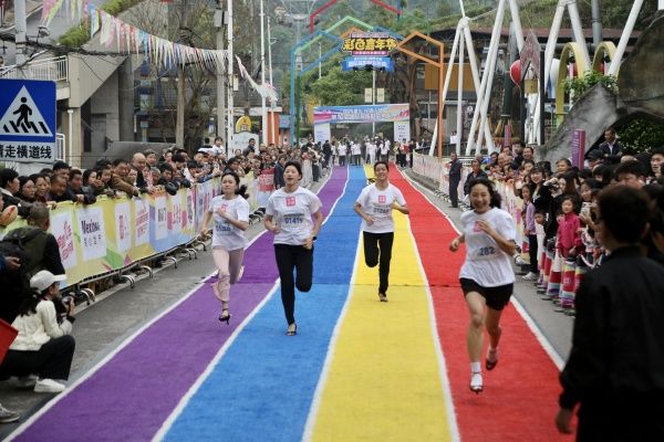 高跟鞋彩色跑活动现场。景区供图