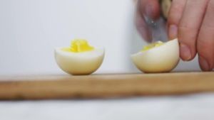健康能量早餐之鲜虾鸡蛋沙拉的做法步骤 第2步
