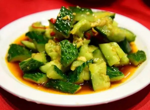 刀拍涼拌黃瓜怎么做好吃 吃涼拌黃瓜有什么好處