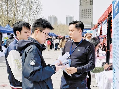 3月23日，在2025年河北省畢業(yè)生就業(yè)市場(chǎng)河北師范大學(xué)專場(chǎng)招聘會(huì)上，眾多教育行業(yè)用人單位為畢業(yè)生提供了教師、培訓(xùn)講師等崗位。 林靖晗攝