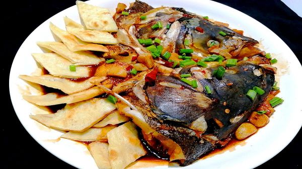 廚師長(zhǎng)分享的魚頭泡餅的家常做法，餅泡在濃香的湯汁里，味道很贊