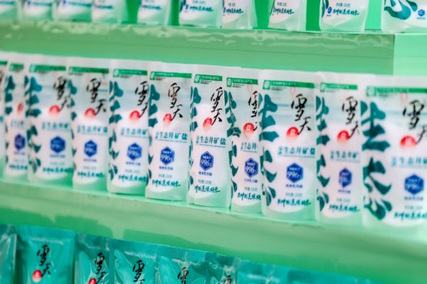 那么,雪天生态盐是如何实现高纯度和零添加的呢?这背后离不开其独特的生产工艺和严格的生态取材措施。