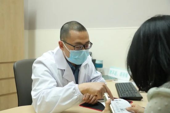 一道家常菜，男子肚子里穿孔！近期大量上市......