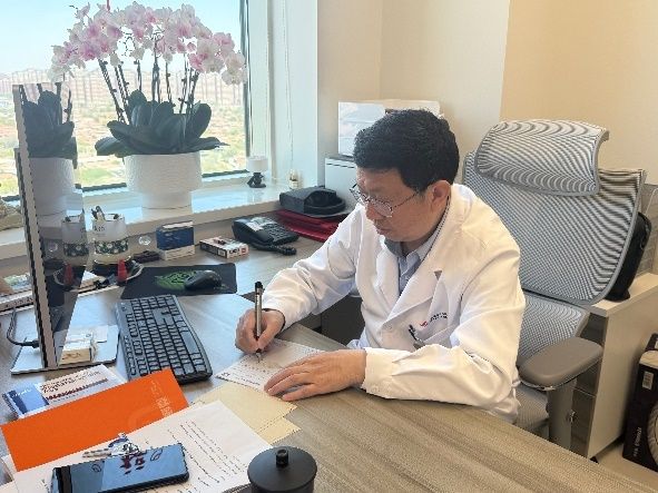 中国临床肿瘤学会（CSCO）骨髓瘤专家委员会主任委员、中国医学科学院血液病医院首席顾问专家邱录贵教授在天津开出埃纳妥单抗全国首日处方