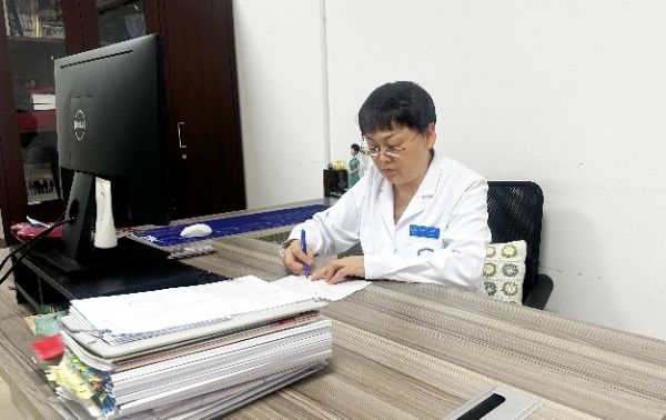 北京大学人民医院血液病研究所路瑾教授在北京开出埃纳妥单抗全国首日处方