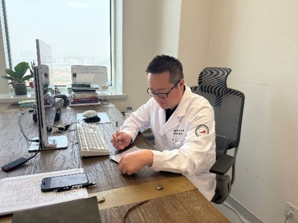 中国医学科学院血液病医院淋巴肿瘤诊疗中心主任安刚在天津开出埃纳妥单抗全国首日处方