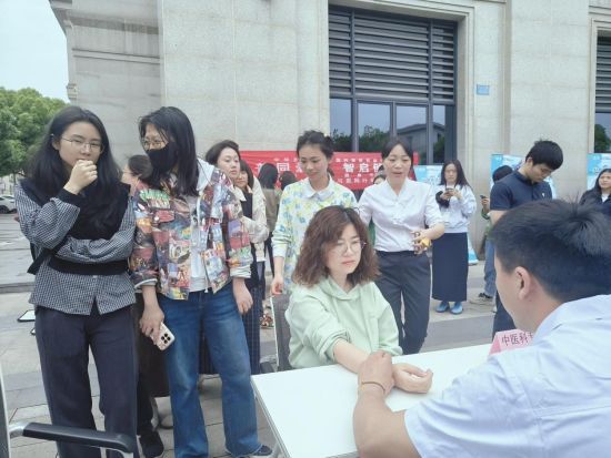 图为活动现场。新桥医院 供图